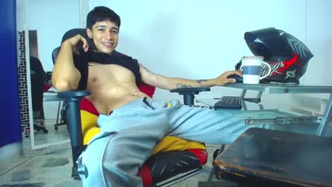 Snapshot of zacktk7 chatting on 01-10-25, 08:37 zack online show from 01-10-25, 08:37