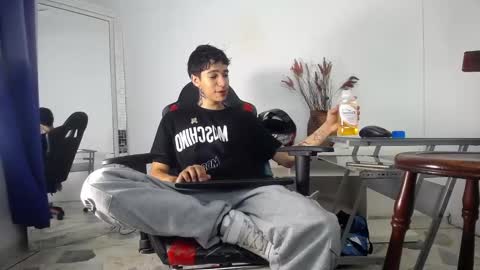 Snapshot of zacktk7 chatting on 01-17-25, 08:33 zack online show from 01-17-25, 08:33