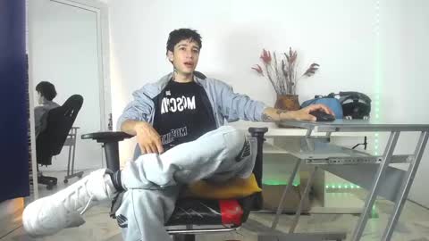 Snapshot of zacktk7 chatting on 01-18-25, 01:29 zack online show from 01-18-25, 01:29