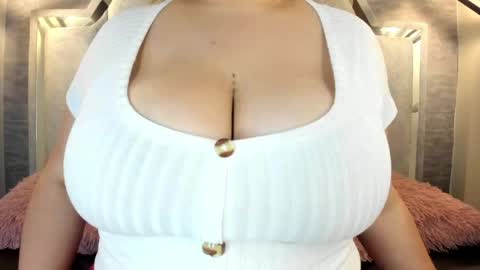 Snapshot of zafiro_claire chatting on 05-13-26, 06:16 Claire online show from 05-13-26, 06:16