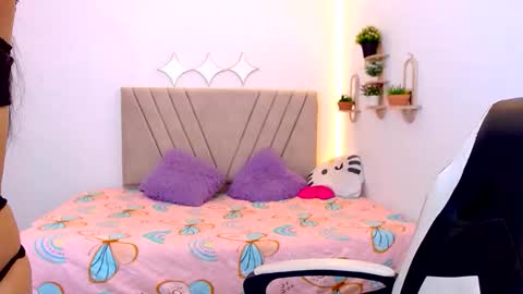 Snapshot of zara_cute18 chatting on 06-11-26, 12:36 Zara online show from 06-11-26, 12:36