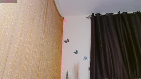 Snapshot of zara_lae chatting on 01-03-25, 08:22 nicky online show from 01-03-25, 08:22