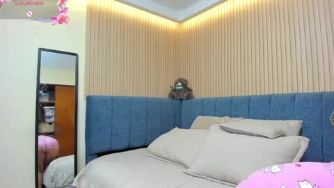Snapshot of zara_milf_ chatting on 05-18-26, 12:22 zara online show from 05-18-26, 12:22