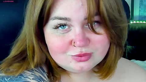 Snapshot of zarareign_ chatting on 12-27-24, 01:43 Lola online show from 12-27-24, 01:43