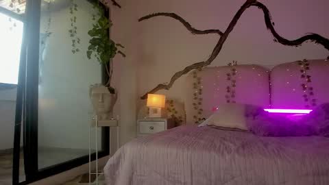 Snapshot of zarinawynne chatting on 11-16-25, 08:25 Zarina Waynne online show from 11-16-25, 08:25