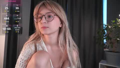 Snapshot of zegoi chatting on 10-24-25, 01:07 Avi online show from 10-24-25, 01:07