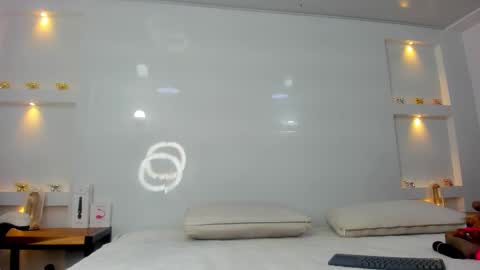 Zenda Evans online show from 11-26-25, 04:02