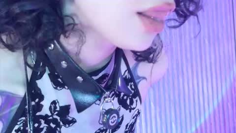 Snapshot of zephirah_abney chatting on 12-21-25, 02:57 online show from 12-21-25, 02:57