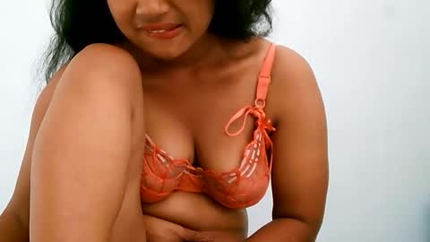 Snapshot of zina479102 chatting on 05-21-26, 05:14 elly online show from 05-21-26, 05:14