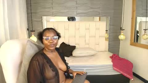 Snapshot of zoe_jones38 chatting on 10-14-25, 05:08 Zoe online show from 10-14-25, 05:08