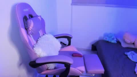 zoe_jones7 online show from 04-15-26, 04:52