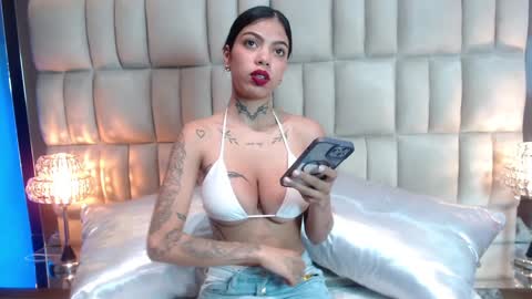 Snapshot of zoe_kravitx chatting on 01-04-25, 08:48 CAMILA online show from 01-04-25, 08:48