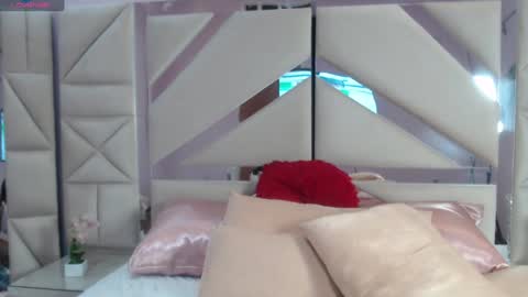 Snapshot of zoe_kravitx chatting on 01-08-25, 02:25 CAMILA online show from 01-08-25, 02:25