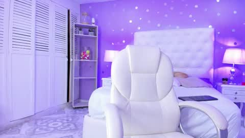 Snapshot of zoe_kravitx chatting on 02-09-25, 10:09 CAMILA online show from 02-09-25, 10:09