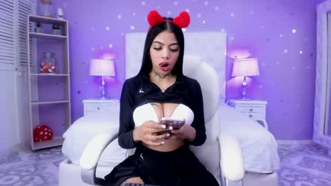 Snapshot of zoe_kravitx chatting on 02-15-25, 08:22 CAMILA online show from 02-15-25, 08:22