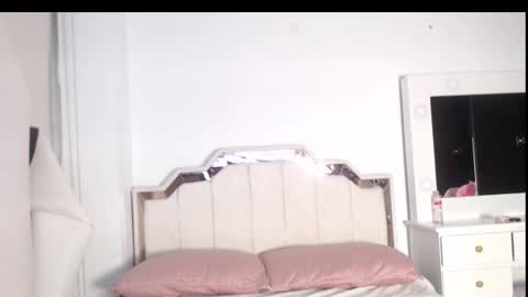 Snapshot of zoe_kravitx chatting on 09-11-25, 12:22 CAMILA online show from 09-11-25, 12:22