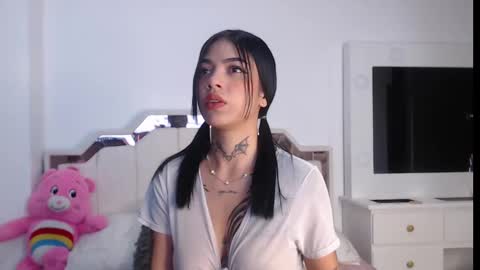 zoe_kravitx_ online show from 10-22-25, 05:08