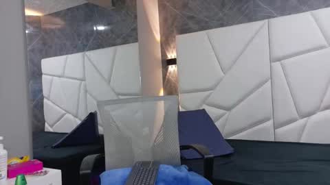 Snapshot of zoe_silver1 chatting on 12-15-25, 04:11 Zoe online show from 12-15-25, 04:11