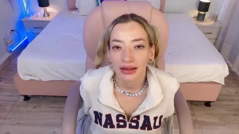 Snapshot of zoee_joness chatting on 05-14-26, 04:36 zoe online show from 05-14-26, 04:36