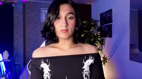 Snapshot of zoee_kiss_ chatting on 06-18-26, 06:02 ZOE online show from 06-18-26, 06:02