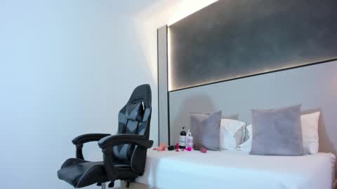 zoee_zi online show from 10-24-25, 08:05