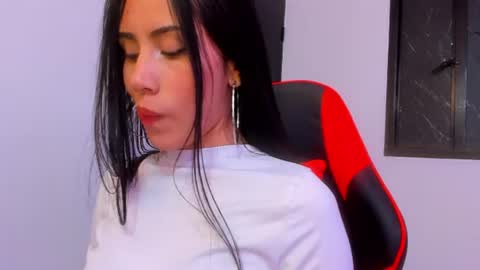 Snapshot of zoegp chatting on 07-16-26, 04:40 Laura online show from 07-16-26, 04:40