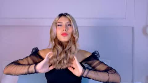 Snapshot of zoehangel chatting on 10-07-25, 11:18 Zoe online show from 10-07-25, 11:18