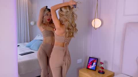 Snapshot of zoehangel chatting on 10-21-25, 11:11 Zoe online show from 10-21-25, 11:11