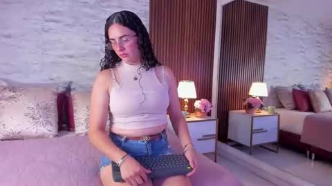 Snapshot of zoehiltonx chatting on 07-18-26, 01:37 zoehiltonx online show from 07-18-26, 01:37