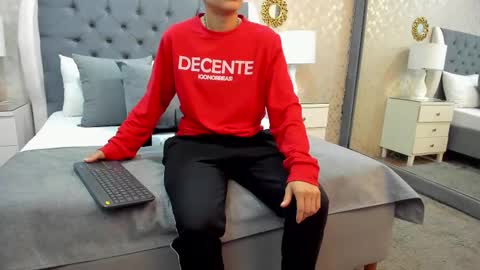 Snapshot of zoekrug chatting on 09-18-25, 12:40 Zoe Krug online show from 09-18-25, 12:40