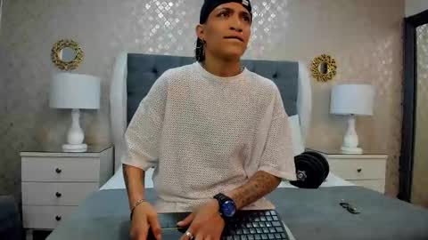 Snapshot of zoekrug chatting on 09-22-25, 12:18 Zoe Krug online show from 09-22-25, 12:18