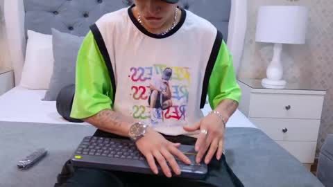 Snapshot of zoekrug chatting on 09-27-25, 12:10 Zoe Krug online show from 09-27-25, 12:10