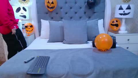 Snapshot of zoekrug chatting on 10-15-25, 11:32 Zoe Krug online show from 10-15-25, 11:32