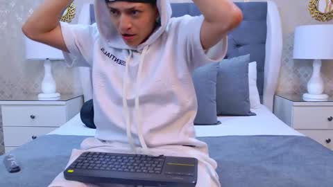 Snapshot of zoekrug chatting on 10-29-25, 11:56 Zoe Krug online show from 10-29-25, 11:56