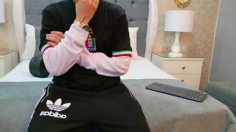 Snapshot of zoekrug chatting on 11-12-25, 11:21 Zoe Krug online show from 11-12-25, 11:21