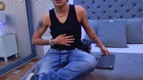 Snapshot of zoekrug chatting on 11-19-25, 11:43 Zoe Krug online show from 11-19-25, 11:43