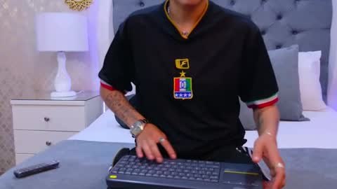 Snapshot of zoekrug chatting on 11-25-25, 11:32 Zoe Krug online show from 11-25-25, 11:32