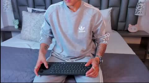 Zoe Krug online show from 04-21-26, 12:33