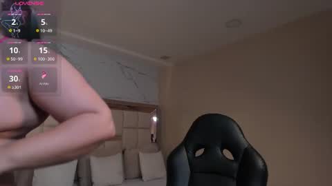 Snapshot of zoes_mile chatting on 06-18-26, 11:25 Zoes online show from 06-18-26, 11:25