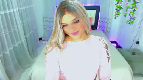 Snapshot of zoeschmmit chatting on 05-19-26, 01:00 zoeschmmit online show from 05-19-26, 01:00