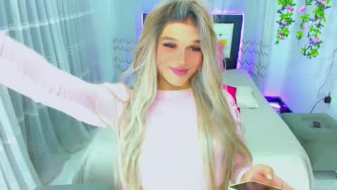 Snapshot of zoeschmmit chatting on 05-19-26, 01:56 zoeschmmit online show from 05-19-26, 01:56