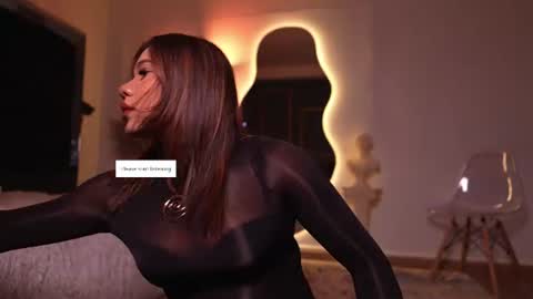 zoevidal_ online show from 06-10-26, 12:04