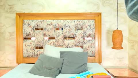 zoley  online show from 10-20-25, 03:07