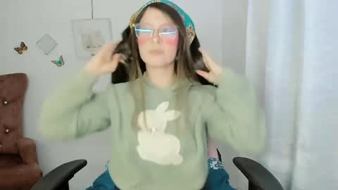 Snapshot of zooeybelair chatting on 04-29-26, 04:27 Alicie online show from 04-29-26, 04:27