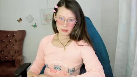 Snapshot of zooeybelair chatting on 05-02-26, 05:12 Alicie online show from 05-02-26, 05:12