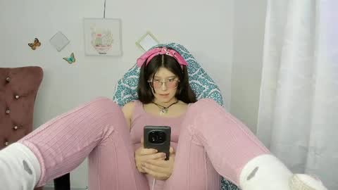 Snapshot of zooeybelair chatting on 05-13-26, 05:16 Alicie online show from 05-13-26, 05:16