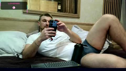 Snapshot of ztigrousz chatting on 12-17-25, 04:02 ztigrousz online show from 12-17-25, 04:02