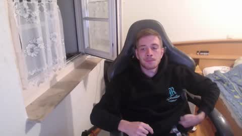 Snapshot of zuzmosfokafasz chatting on 11-06-25, 11:48 Zuzmoe online show from 11-06-25, 11:48