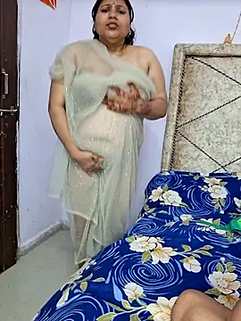 Snapshot of MOM-SUN-COUPLE chatting on 02-11-25, 08:10 MOM-SUN-COUPLE online show from 02-11-25, 08:10