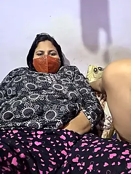 Snapshot of MOM-SUN-COUPLE chatting on 09-08-25, 07:13 MOM-SUN-COUPLE online show from 09-08-25, 07:13